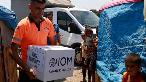 Mersin Büyükşehir Belediyesi, Mevsimlik Tarım İşçilerine Hijyen Kolilerini Dağıttı