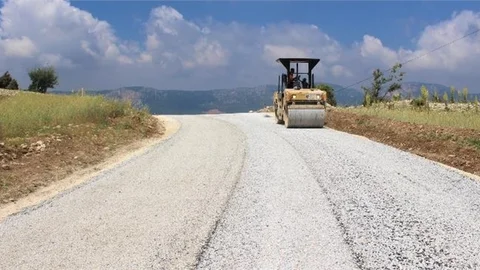 Erdemli’de 12 Mahalleyi Birbirine Bağlayan Çamlı- Karahıdırlı Bağlantı Yolu Asfaltlandı