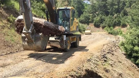 Büyükşehir Ekipleri, Çamlıyayla’da Asfalt Dökümü Öncesinde Yol Düzenleme Çalışması Yapıyor
