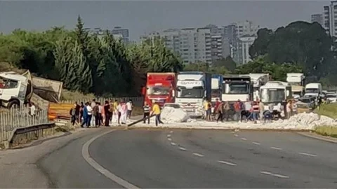 Mersin'de Kaza Yapan Tırdaki Alçılar Otoyolu Kapattı