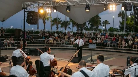 Mersin Büyükşehir’in Yıldızların Altında Konserleri Devam Ediyor