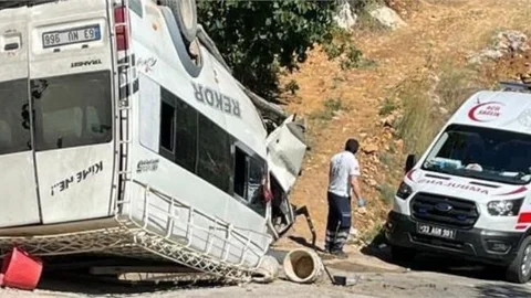 Mersin'de Tarım İşçilerini Taşıyan Minibüs Devrildi