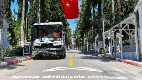 Büyükşehir, Mezarlıkları ve İbadethaneleri Bayrama Hazırladı
