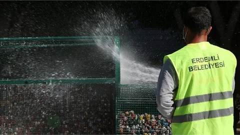 "Temiz Bir Tatil İçin Temizliyorlar"