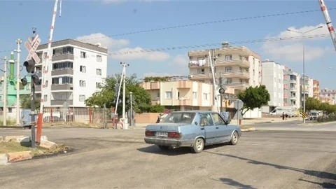 Mersin Büyükşehir ve Tcdd Ekipleri, Hemzemin Geçitlerde Düzenleme Çalışmalarını Sürdürüyor