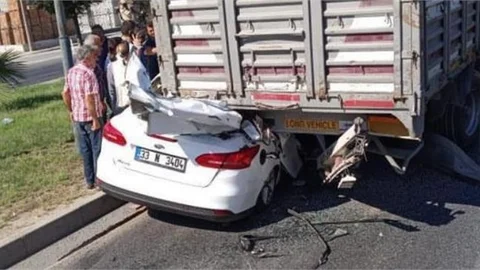 Mersin D-400 Kara Yolunda Otomobil Tırın Altına Girdi