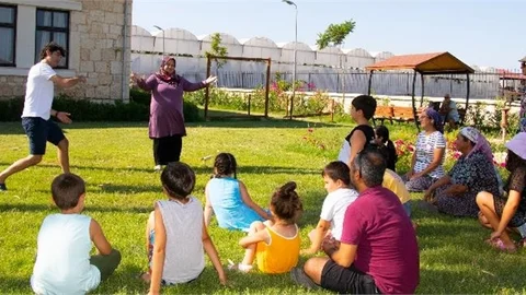 Silifke Gazi Çiftliği’nin Kadınları Sabah Çilek Tarlasında Akşam Tiyatro Provasında