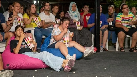 Mersin'de Özel Bireyler Açık Havada Film İzlemenin Keyfini Yaşadı