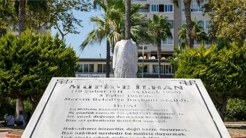 Mersin'de Kültür Park’taki Müfide İlhan Heykeline Bir Çirkin Saldırı Daha