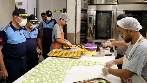 Akdeniz Zabıtası Patiserileri Denetledi