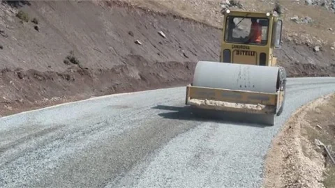 Mersin Büyükşehir’den Boztepe-kisecik Arasında Asfaltlama Çalışması