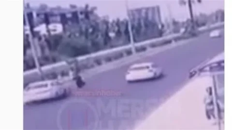 Önce Çarptı Ardından Sonraki Araç Altına Alıp Sürükledi