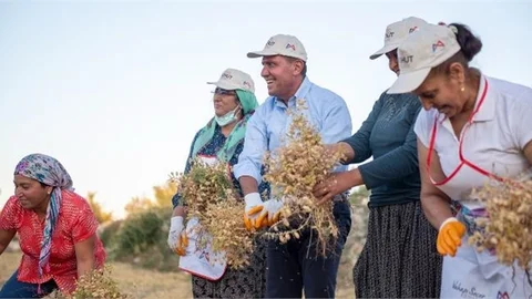 Başkan Seçer, Gülnar’ı Karış Karış Gezdi, Vatandaşların Sorun ve Taleplerini Dinledi