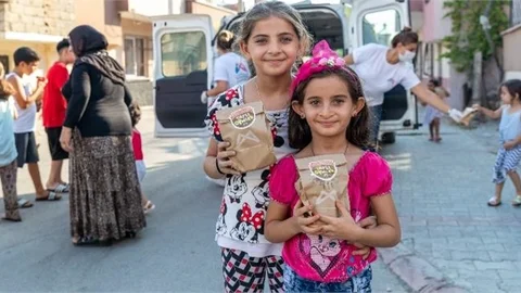 Büyükşehir Belediyesi Çocuklara Çikolatalı Cupcake ve Limonata Dağıtıyor