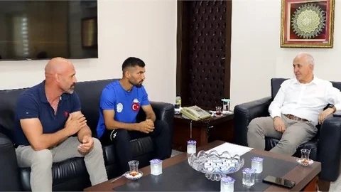 Kick Boks Sporcusu Hatip Emlek, Yolculuğu Öncesi Başkan Gültak’ı Ziyaret Etti