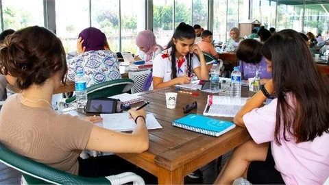 Mersin Büyükşehir’in Merkez Kütüphanesi, Yaz Döneminde de Öğrencilerin Uğrak Noktası