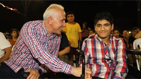 Özel Araçla Evinden Alındı, Çok Sevdiği Bergen’in Filmini, Başkan Gültak ve Binlerce Kişi İle Açık Havada İzledi