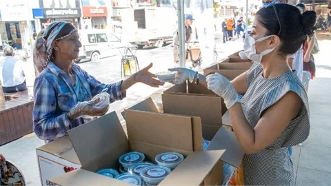 Mersin Büyükşehir Belediyesi 20 Bin Paket Aşure Dağıttı