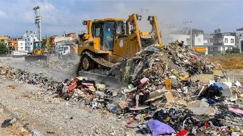 Mersin Büyükşehir Ekipleri, Şevket Sümer’deki Kaçak Hafriyatları Temizledi