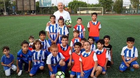Futbol Kursiyeri Küçüklerin Hedefi, Gelecekte Kadın Futbol Milli Takımında Top Koşturmak
