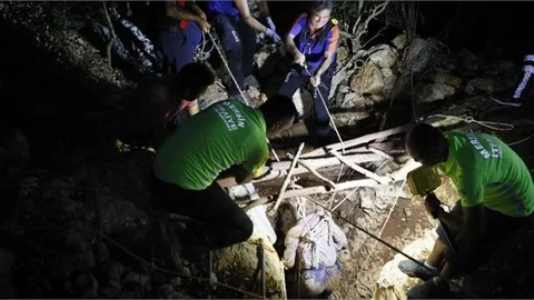 Define Aramak İçin Kazdıkları Kuyudan Çıkamadılar