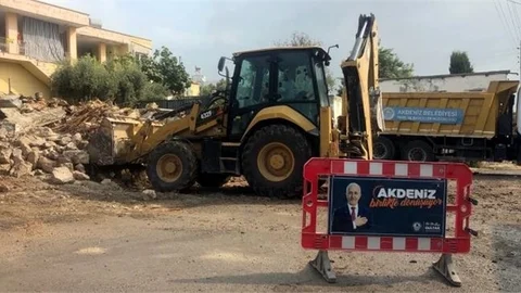 Akdeniz’de Metruk Binalar Yıkılıyor, İmarlı Yeni Yollar Açılıyor
