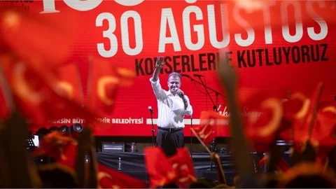 Başkan Seçer, Zafer Bayramı’nda Binlerce Gençle Birlikte 10. Yıl Marşı’nı Söyledi