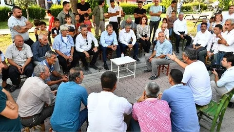 Seçer, Çay Mahallesi’nde Mahallelinin Sıcak Çayını İçti