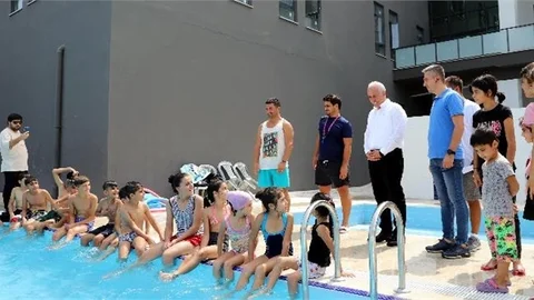 Yenilenen Yılmaz Güney Gençlik Merkezi İçindeki Havuzda Verilen Yüzme Kursu Devam Ediyor