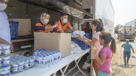 Mersin Büyükşehir’in Mobil Mutfak Tırı Yangın Bölgesinde