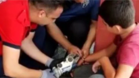 Tarsus’ta 13 Yaşındaki Çocuğun Bileğine Taktığı Kelepçeyi Ekipler Çıkarttı