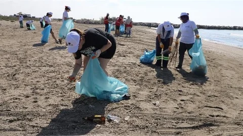 Belediye Yetkilileri ve Gönüllü Kurum ve Kuruluşların Katılımıyla Adanalıoğlu Sahili Temizlendi