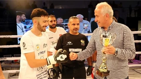 Başkan Gültak, "Fikri Arıcan 2’nci Fight Night Muay Thai Uluslararası Dövüş Organizasyonuna" Katılarak Sporcuların Kupa ve Madalya Heyecanına Ortak Oldu