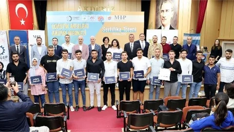 Simülatörlü Vinç Operatörlüğü Eğitimini Bitiren Gençler Sertifikalarını Aldı