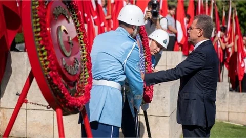 Başkan Seçer, Cumhuriyet Bayramı’nın 99. Yıldönümü Kutlama Programı Kapsamında Atatürk Anıtı’na Çelenk Sundu