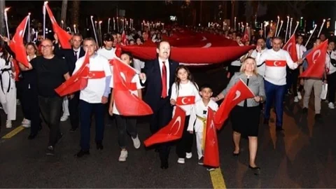 Cumhuriyet'in 99. Yılına Özel 99 Metre Uzunluğunda Türk Bayraklı Fener Alayı Yürüyüşü