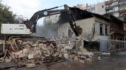 Tehlike Yaratan 3 Metruk Bina Yıkıldı