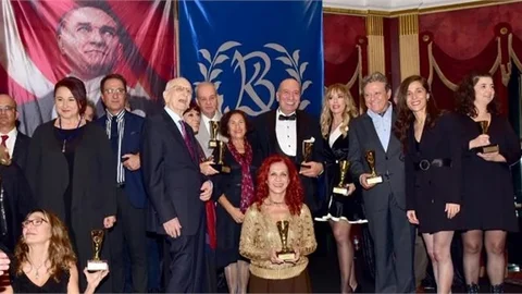 Mersin Şehir Tiyatrosu Ödüle Doymuyor