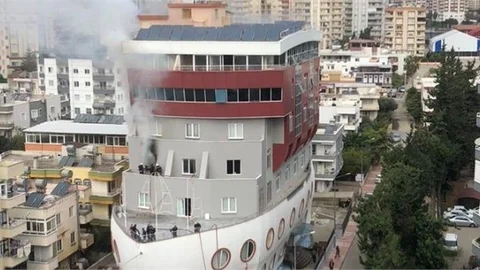 Mersin'de Öğrenci Yurdunda Çıkan Yangına 5 İtfaiye Aracı Müdahale Etti