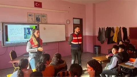 Jandarmadan Öğrencilere Siber Farkındalık Eğitimi