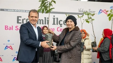 Başkan Seçer, Erdemli’de Bal Sağım Çadırı ve Ceviz Fidanı Dağıtımı Gerçekleştirdi