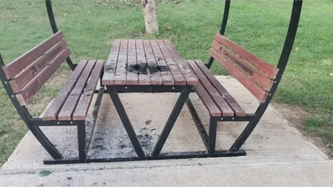 Tarsus Ötüken Vadi Park’ta Oturma Grubu Yakılarak Zarar Verildi