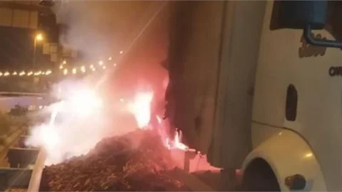 Otoyolda Havuç Yüklü Kamyon Alev Alev Yanfı