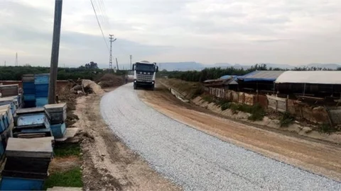 Akdeniz’de Asfalt Serimi ve Kaldırım Yenileme Çalışmaları Sürüyor