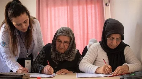 Kadınlar Mersin Büyükşehir’le Okuma Yazma Öğreniyor