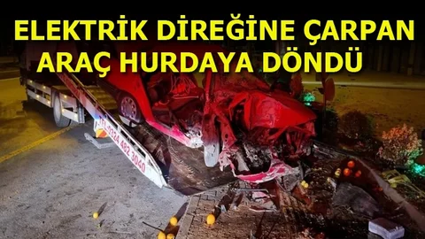 Elektrik Direğine Çarpan Araba Hurdaya Döndü:2 Ağır Yaralı