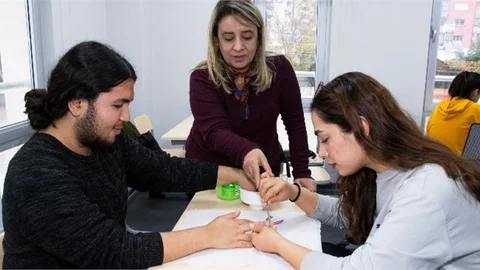 Tırnak Süsleme ve Temel Makyaj Kursları Açıldı