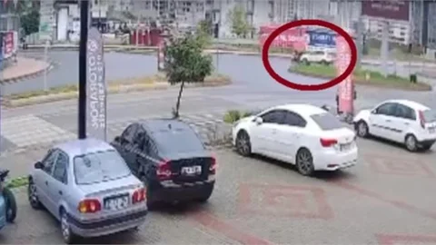 Aracın Çarptığı Motosiklet Metrelerce Savruldu