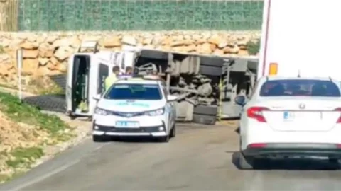 Mersin'de Kaza, TIR Yola Devrildi