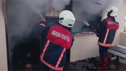 Mersin'de Bir Evin Damında Bulunan Odada Yangın Çıktı
